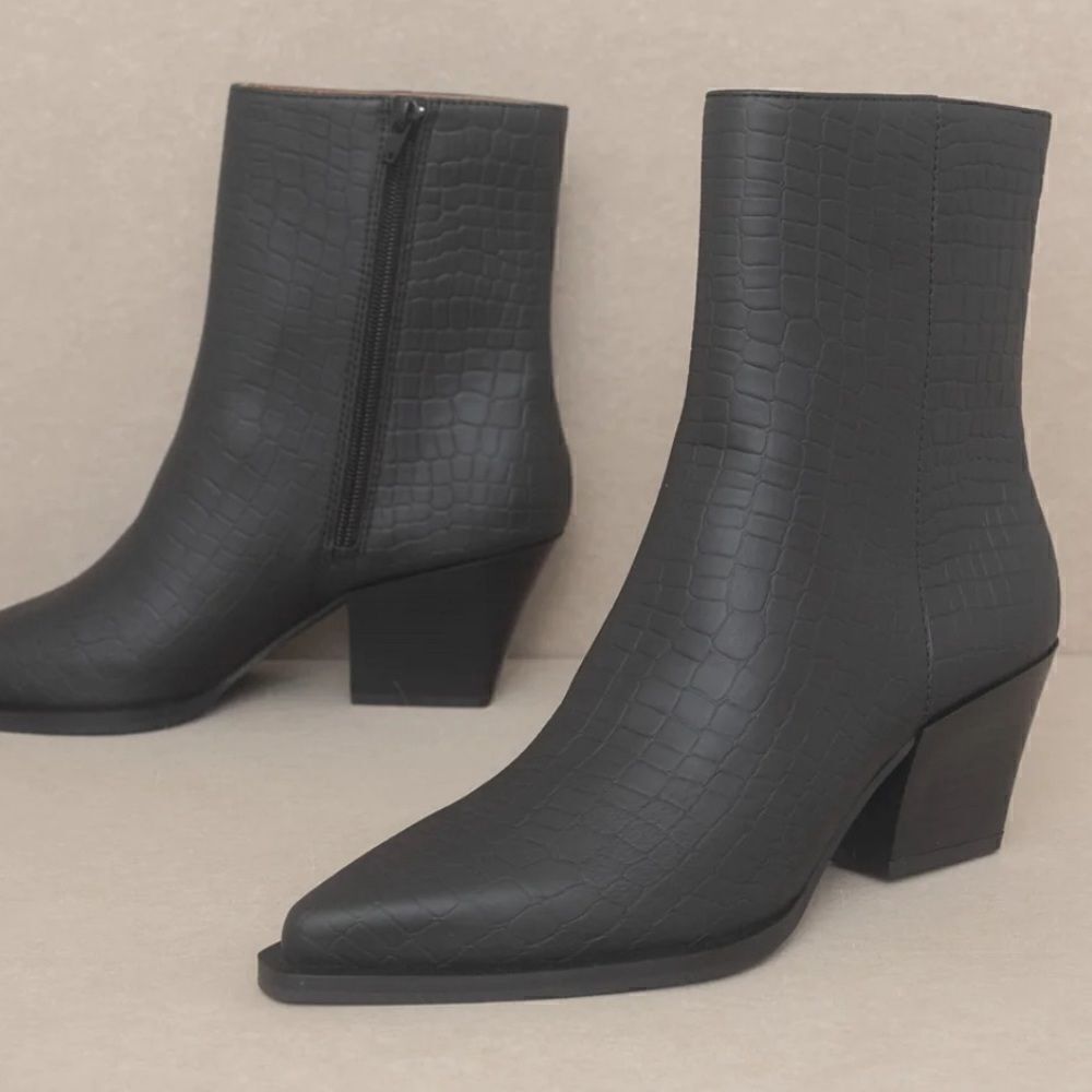 New in box. Oasis Society The Miley alligator print black ankle booties/boots.